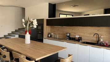 Réfrigérateur, micro-ondes, four, plaque de cuisson