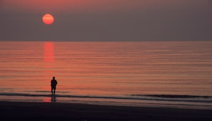 Una spiaggia nelle vicinanze, lettini da mare, teli da spiaggia