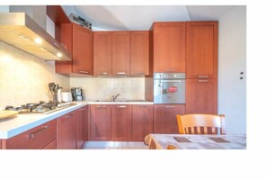 Een koelkast, een oven, een kookplaat, een vaatwasser