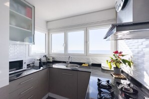 ثلاجة، ميكروويف، فرن، موقد طهي مسطح