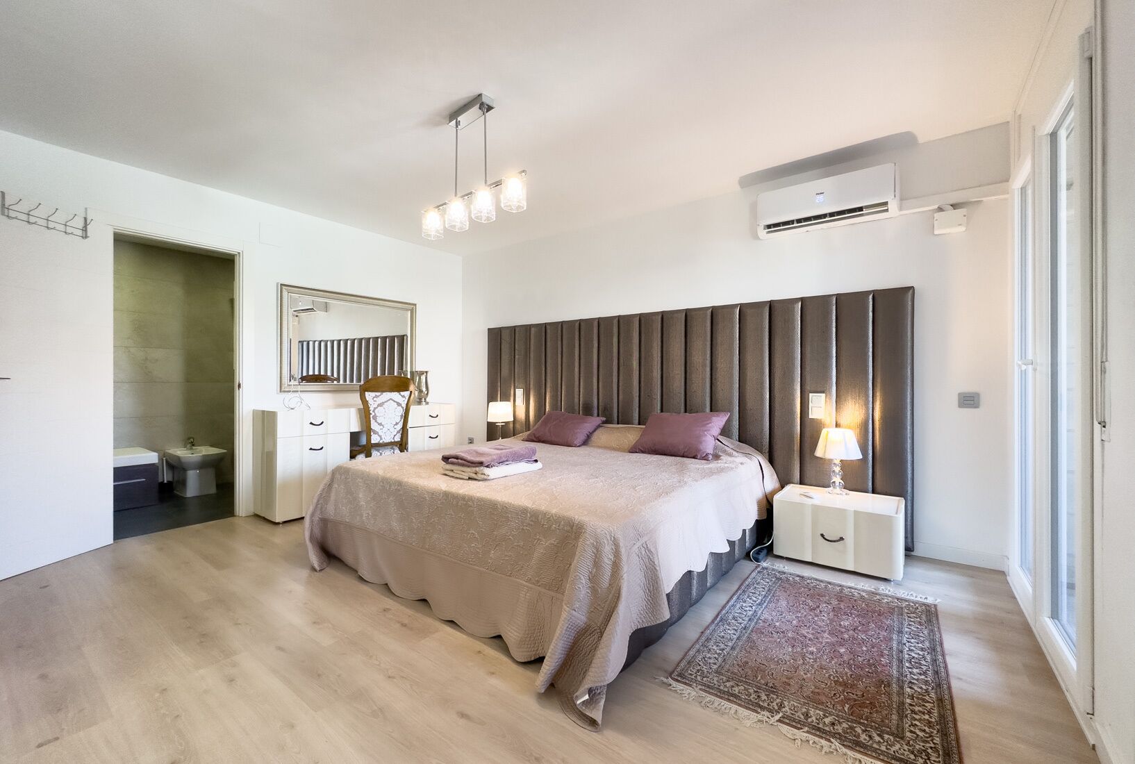 3 makuuhuonetta, silitysrauta/-lauta, ilmainen Wi-Fi, vuodevaatteet