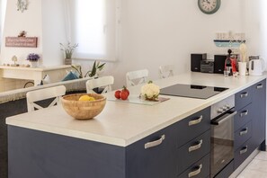 Coffee/tea maker, fridge, microwave, oven