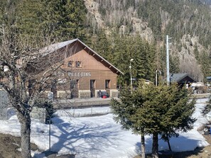 Ein hölzernes Gebäude mit der Beschriftung 'LE FELCHINS', umgeben von Schnee und Bäumen.