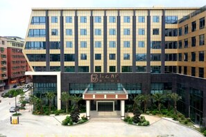 A modern hotel building with a glass entrance and a sign that reads 'B to C Hotel.' - Boyi Hotel (Foshan)