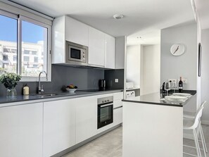 Een koelkast, een microgolfoven, een oven, een vaatwasser