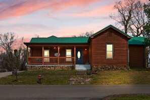 Exterior - Walking distance to Burnside marina! Views of beautiful Lake Cumberland! (Burnside)