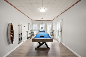 Games room - Walking distance to Burnside marina! Views of beautiful Lake Cumberland! (Burnside)