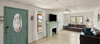 Walking distance to Burnside marina! Views of beautiful Lake Cumberland!