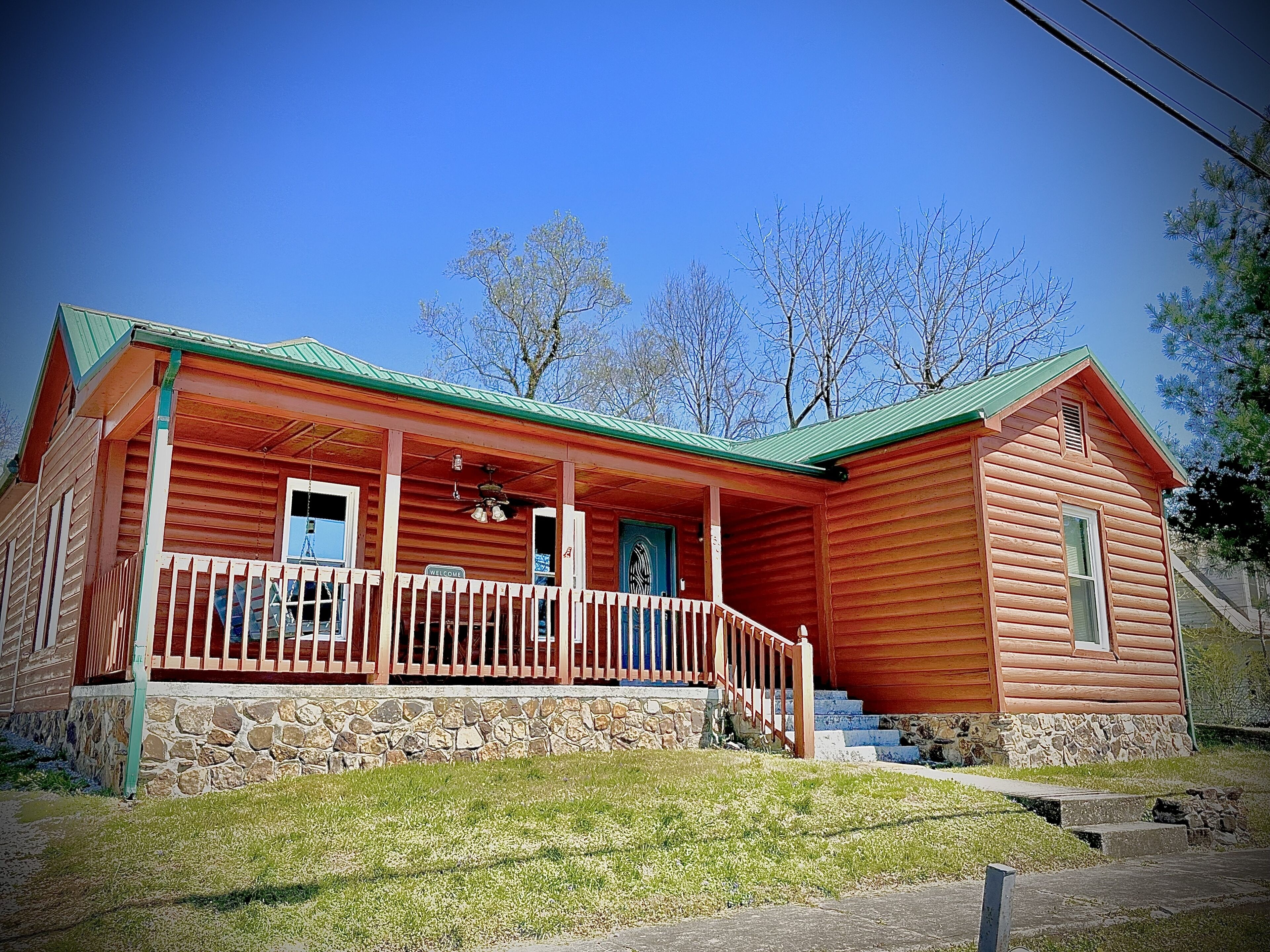 Walking distance to Burnside marina! Views of beautiful Lake Cumberland!