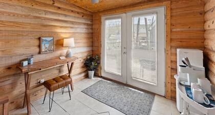 Walking distance to Burnside marina! Views of beautiful Lake Cumberland!