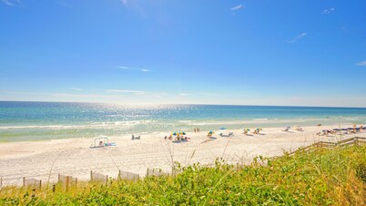Beach Front Condo. Gorgeous View! Clean and Cozy! Direct Beach Access.