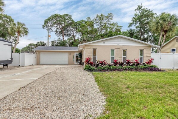 Exterior - Close to beaches & bike Path w/ lots of gear to enjoy all the nearby recreation! (Venice)