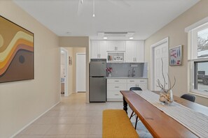 Dining - Close to beaches & bike Path w/ lots of gear to enjoy all the nearby recreation! (Venice)