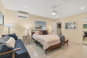 2 bedrooms, iron/ironing board, free WiFi, bed sheets - Close to beaches & bike Path w/ lots of gear to enjoy all the nearby recreation! (Venice)