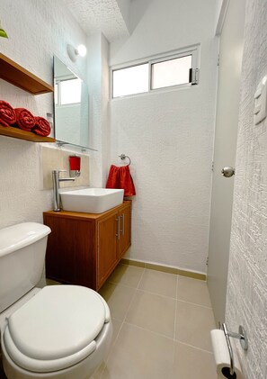 Dusch, hårtork, handdukar och tvål