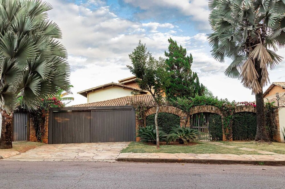 Beautiful House in Pampulha with complete leisure area. Family or Business.