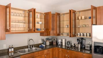 冰箱、微波炉、烤箱、炉灶