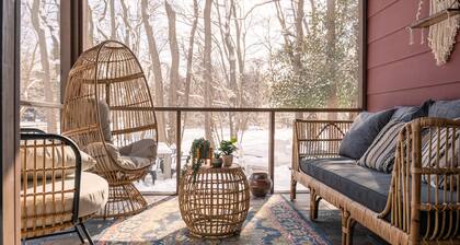 NEW Artistic Modern Cottage/SCREENED Porch/Fire Pit/ Giant Theater/Game RM