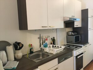 冷蔵庫、オーブン、コンロ、コーヒー / ティーメーカー