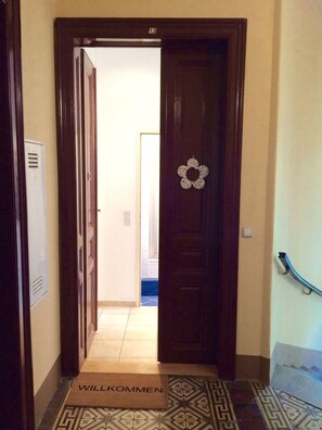 Interior - 54m2 ideal for rent up to max. 6 months, right next to the U6 underground line (Wien)