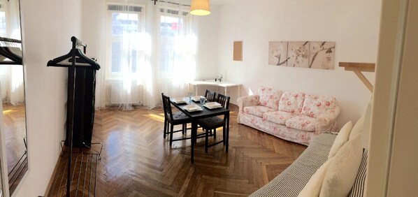 Living area - 54m2 ideal for rent up to max. 6 months, right next to the U6 underground line (Wien)