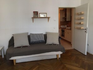 Living area - 54m2 ideal for rent up to max. 6 months, right next to the U6 underground line (Wien)