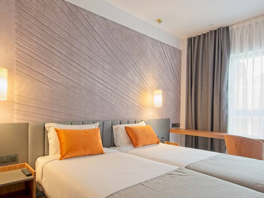Twin Room | In-room safe, desk, laptop workspace, blackout drapes