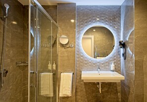Shower, rainfall showerhead, hair dryer, towels - DWO Yuste Alcalá (Madrid)