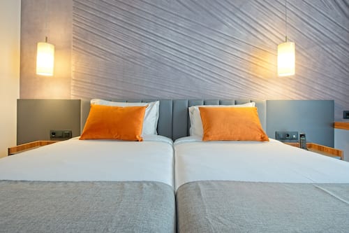 双床房 | 客房内保险箱、办公桌、笔记本电脑工作区、遮光窗帘