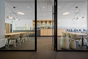 Petit déjeuner continental servi tous les jours en supplément