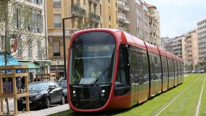 Um elétrico vermelho com uma placa na frente que diz 'HAGGIM'.