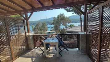 Habitación triple Confort | Terraza o patio