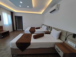 Deluxe Room | Egyptian cotton sheets, premium bedding, minibar, desk