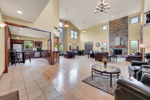 Clean and Cozy Family Ranch Home, Amazing Location! 2 Pools, Splash Pad, & Golf!