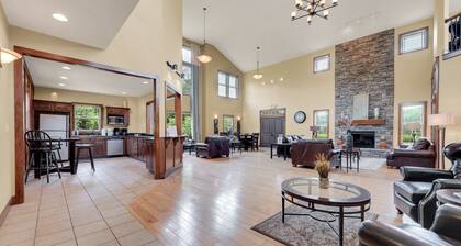 Clean and Cozy Family Ranch Home, Amazing Location! 2 Pools, Splash Pad, & Golf!