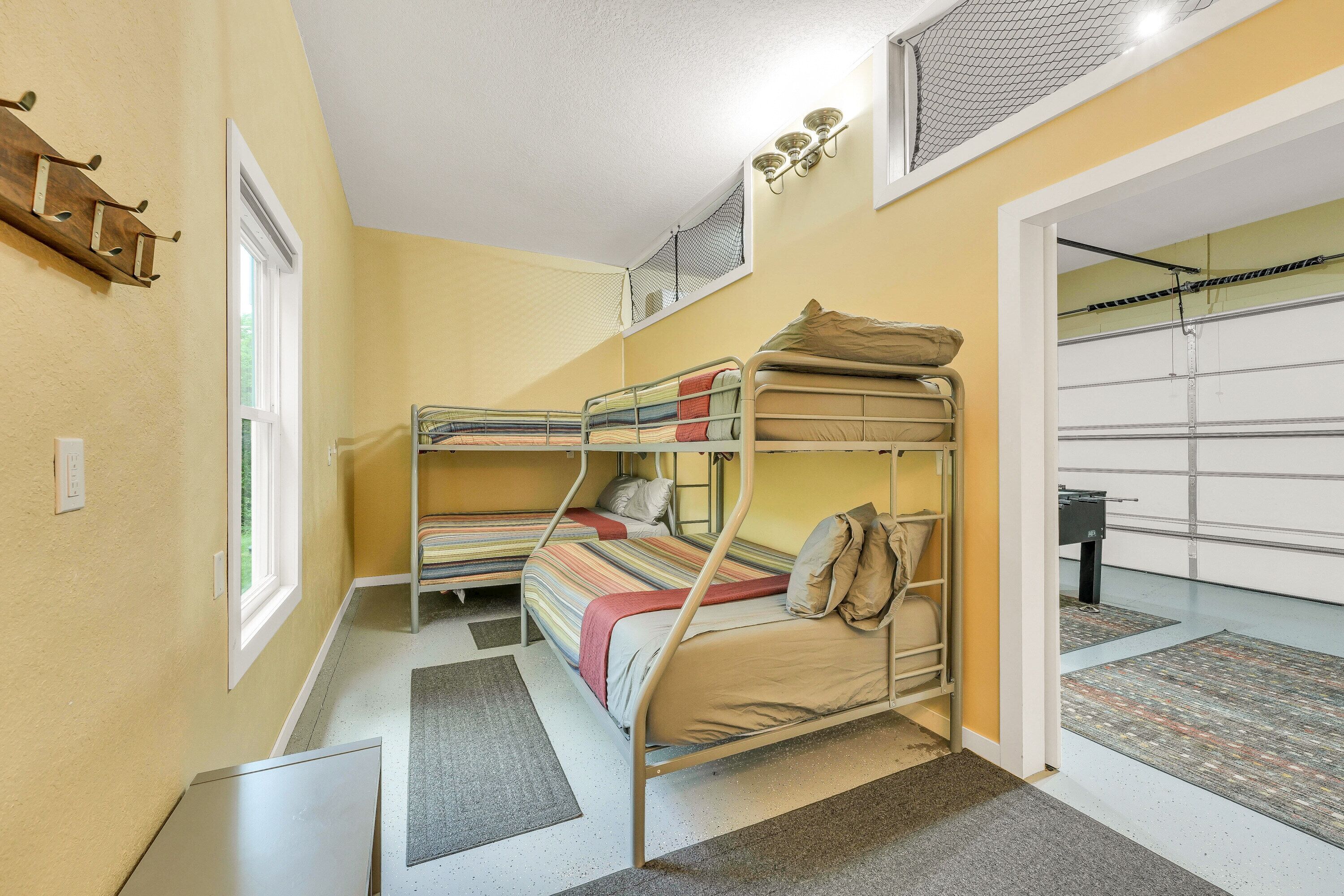 Cozy Ranch Home 10 Mins To D-town Branson! 2 Pools, Splash Pad, Gym & Pool Table