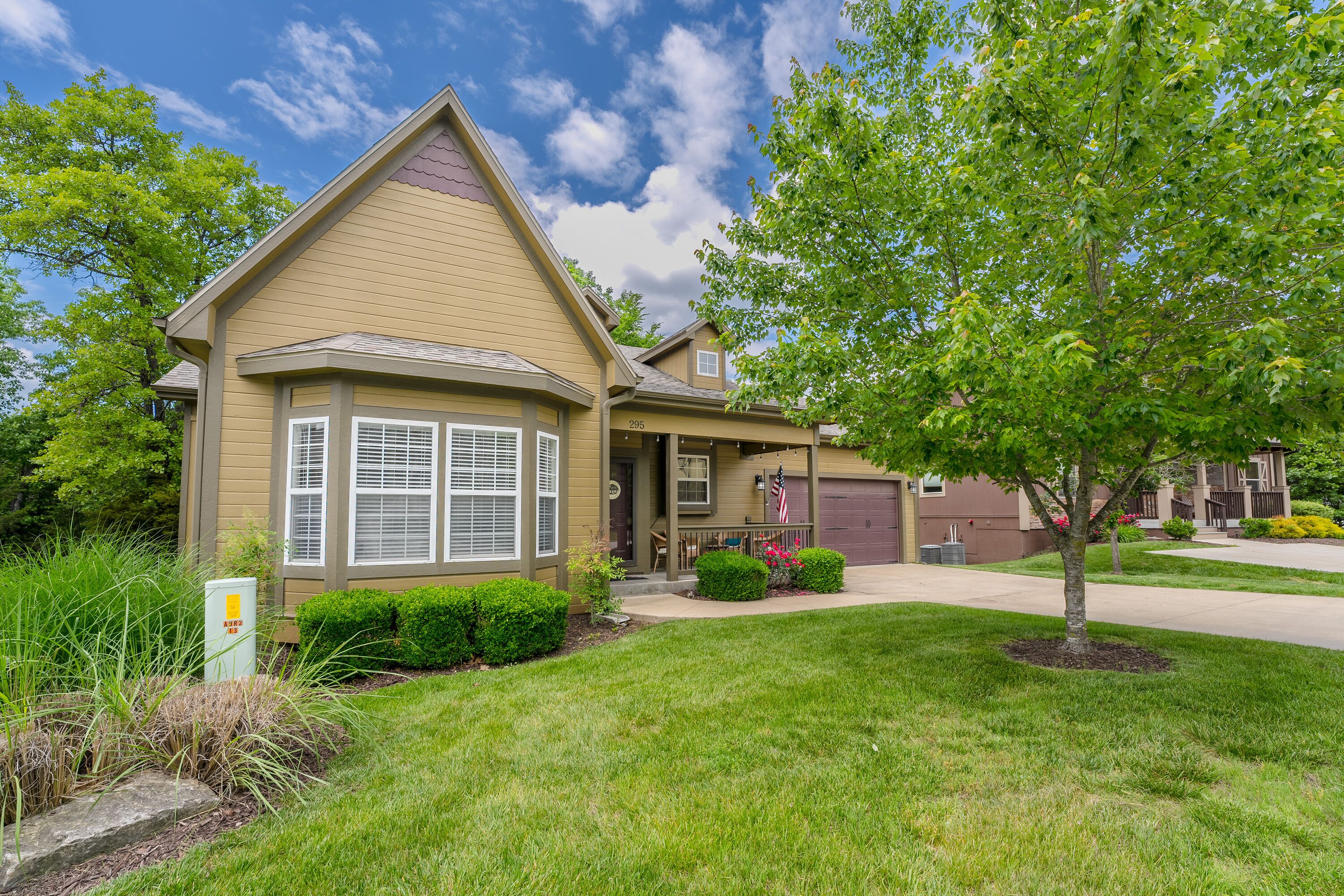 Cozy Ranch Home 10 Mins To D-town Branson! 2 Pools, Splash Pad, Gym & Pool Table