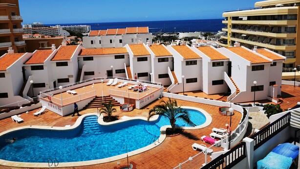 A hotel with a rooftop pool, multiple balconies, and a view of the sea. - Comfortable, quiet apartment close to everything (Costa Adeje)