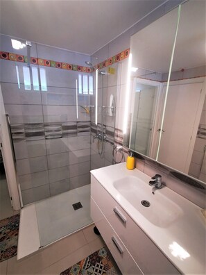 Douche, sĂšche-cheveux, serviettes fournies