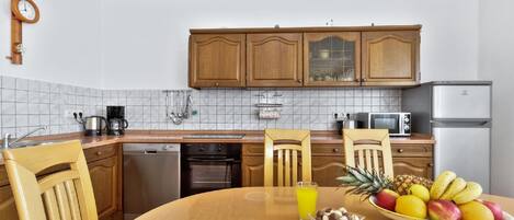 Refrigerador, microondas, horno, placa de cocina