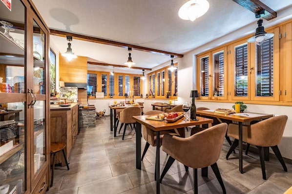 Tägliches Frühstücksbuffet (19 EUR pro Person)