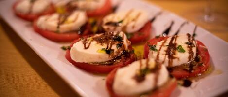 Una fuente de aperitivos de tomate y mozzarella.