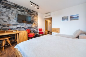 Comfort trippelrum - intill bergen | Värdeförvaringsskåp på rummet, skrivbord, ljudisolering och gratis wi-fi