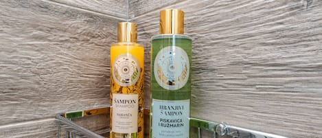 Dos botellas de champú en una cesta metálica.