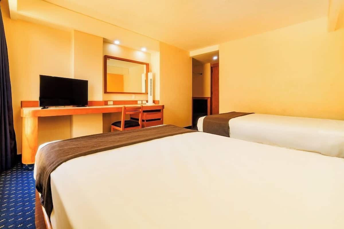 Escritorio, insonorización, wifi gratis y ropa de cama