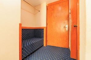 Desk, soundproofing, free WiFi, bed sheets