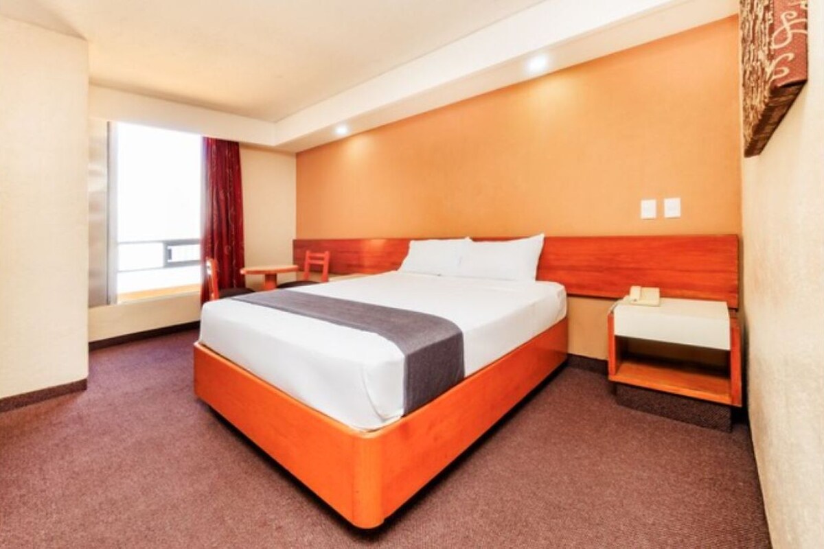 Desk, soundproofing, WiFi (free), bed sheets