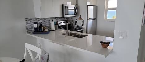 Frigorifero, microonde, forno, piano cottura