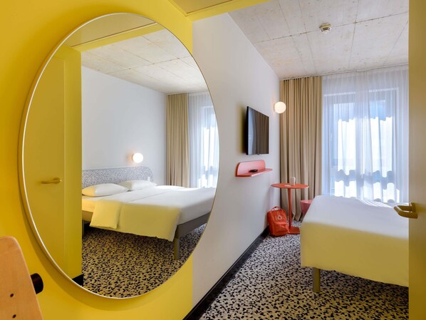 Standard Room, 1 Double Bed | Laptop workspace, blackout drapes, free WiFi, bed sheets