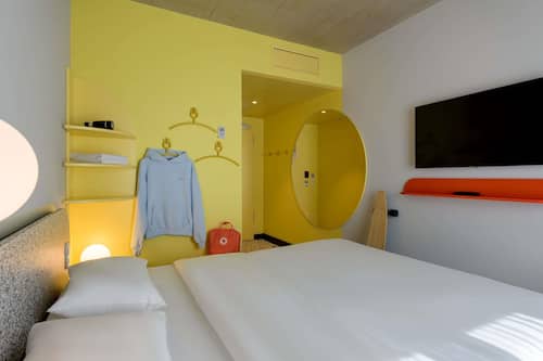 Camera Standard, 1 letto matrimoniale | Postazione laptop, tende oscuranti, Wi-Fi gratuito, lenzuola